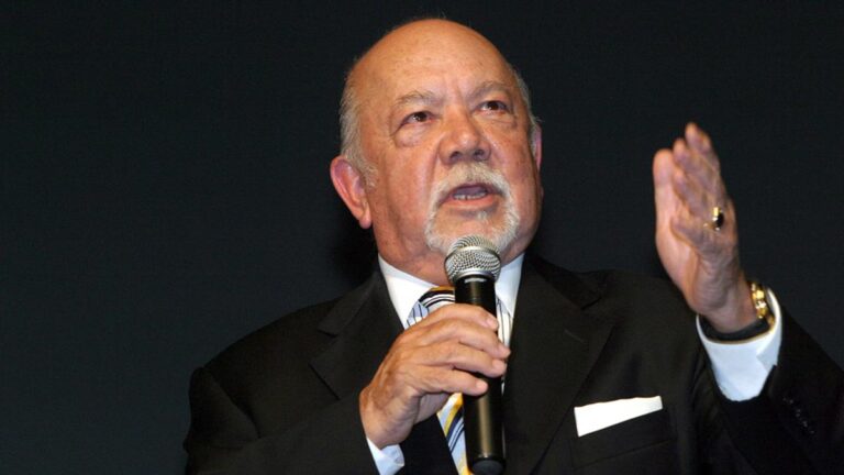 sergio corona recibe reconocimiento como dice el dicho